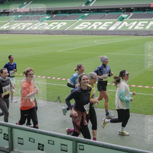 05.10.2025 - 20. swb-Marathon Bremen Michael Burmester http://msf.ph/oto/9248201 05.10.2025 10:39:02 Laufen im Stadion 7199, 7788, 8123, 9182, 9184, 9224, 9225, 9229, 9235, 9269, 9300, 9322, 9324, 9331, 9335, 9379, 9394, 9398, 9409, 9515, 9610, 9628, 9660, 9668, 9750, 9752, 9765, 9771, 9782, 9850, 9890, 9908, 9915, 9927, 9940, 9944, 9978, 9998, 10106, 10142, 10205, 10213, 10255, 10258, 10297, 10371, 10404, 10405, 10439, 10446, 10478, 10483, 10498, 10511, 10529, 10551, 10557, 10623, 10734, 10853, 9189, 9210, 9468, 9813, 9858, 10033 meine-sportfotos.de