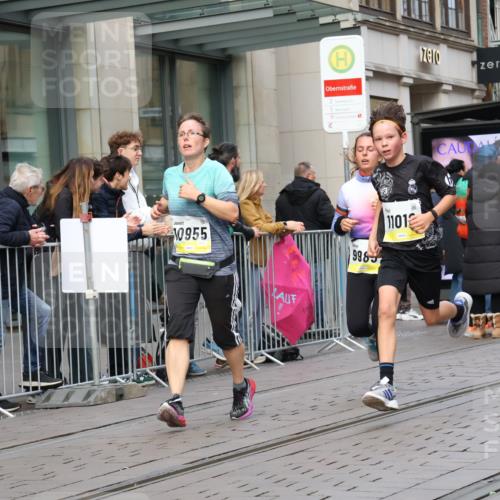 05.10.2025 - 20. swb-Marathon Bremen Strokosch-Dieckow http://msf.ph/oto/9248215 05.10.2025 10:52:37 Ziel 9187, 9214, 9284, 9501, 9581, 9650, 9703, 9830, 9918, 9985, 10064, 10128, 10308, 10309, 10514, 10539, 10779, 10833, 10955, 10997, 11012, 11259, 11300, 11382, 11398, 11411, 11417, 11450, 11587, 11722, 9187, 9214, 9284, 9501, 9581, 9650, 9703, 9830, 9918, 9985, 10064, 10128, 10308, 10309, 10514, 10539, 10779, 10833, 10955, 10997, 11012, 11382, 11398, 11417, 11450, 11587, 11722 meine-sportfotos.de