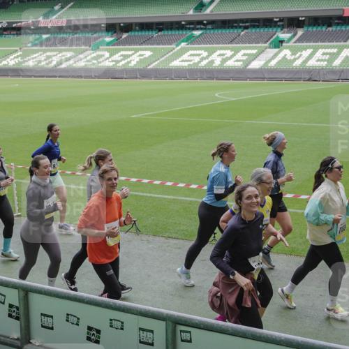 05.10.2025 - 20. swb-Marathon Bremen Michael Burmester http://msf.ph/oto/9248220 05.10.2025 10:39:02 Laufen im Stadion 7199, 7788, 8123, 9182, 9184, 9224, 9225, 9229, 9235, 9269, 9300, 9322, 9324, 9331, 9335, 9379, 9394, 9398, 9409, 9515, 9610, 9628, 9660, 9668, 9750, 9752, 9765, 9771, 9782, 9850, 9890, 9908, 9915, 9927, 9940, 9944, 9978, 9998, 10106, 10142, 10205, 10213, 10255, 10258, 10297, 10371, 10404, 10405, 10439, 10446, 10478, 10483, 10498, 10511, 10529, 10551, 10557, 10623, 10734, 10853, 9189, 9210, 9468, 9813, 9858, 10033 meine-sportfotos.de