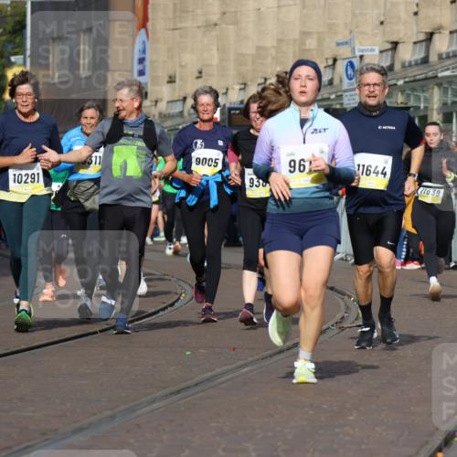 05.10.2025 - 20. swb-Marathon Bremen Strokosch-Dieckow http://msf.ph/oto/9248227 05.10.2025 10:59:54 Ziel 9005, 9378, 9381, 9612, 10290, 10291, 10311, 11444, 11639, 11644 meine-sportfotos.de