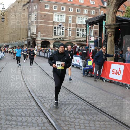 05.10.2025 - 20. swb-Marathon Bremen Yannick Fuchs http://msf.ph/oto/9248297 05.10.2025 10:52:45 Ziel 8888, 9209, 9439, 9517, 9903, 10388, 10548, 11283, 11387, 11413 meine-sportfotos.de