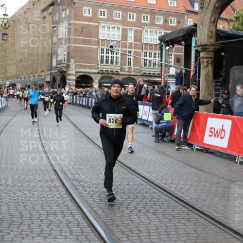 05.10.2025 - 20. swb-Marathon Bremen Yannick Fuchs http://msf.ph/oto/9248303 05.10.2025 10:52:46 Ziel 8888, 9209, 9439, 9517, 9903, 10388, 10548, 11283, 11413 meine-sportfotos.de