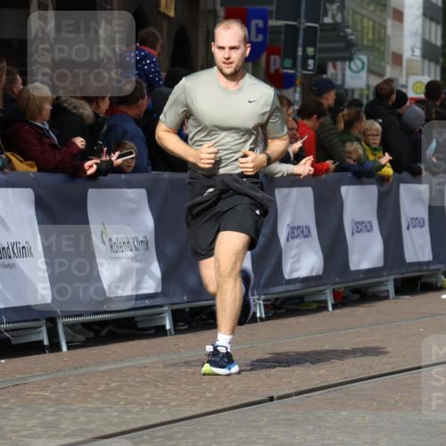 05.10.2025 - 20. swb-Marathon Bremen Strokosch-Dieckow http://msf.ph/oto/9248329 05.10.2025 10:59:55 Ziel 9005, 9381, 9604, 9612, 10290, 10291, 10311, 11444, 11639, 11644 meine-sportfotos.de