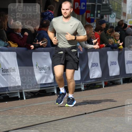 05.10.2025 - 20. swb-Marathon Bremen Strokosch-Dieckow http://msf.ph/oto/9248369 05.10.2025 10:59:56 Ziel 9005, 9381, 9604, 9612, 10290, 10291, 10311, 11266, 11444, 11639, 11644 meine-sportfotos.de