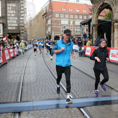 05.10.2025 - 20. swb-Marathon Bremen Yannick Fuchs http://msf.ph/oto/9248452 05.10.2025 10:52:51 Ziel 9209, 9517, 9581, 10548, 10833, 11012, 11382, 11417, 11587 meine-sportfotos.de