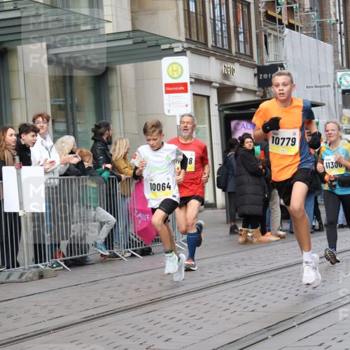 05.10.2025 - 20. swb-Marathon Bremen Strokosch-Dieckow http://msf.ph/oto/9248495 05.10.2025 10:52:46 Ziel 9187, 9449, 9650, 9703, 9834, 9918, 9956, 10064, 10128, 10242, 10349, 10460, 10466, 10539, 10779, 10806, 10955, 10958, 10993, 11259, 11300, 11377, 11398, 11411, 11450, 11510, 11512, 11722, 9187, 9449, 9650, 9703, 9834, 9918, 9956, 10064, 10128, 10242, 10349, 10460, 10466, 10539, 10779, 10806, 10955, 10958, 10993, 11398, 11450, 11722 meine-sportfotos.de