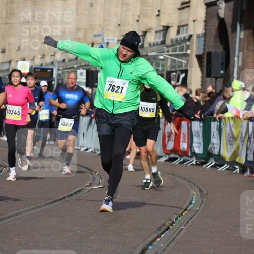 05.10.2025 - 20. swb-Marathon Bremen Strokosch-Dieckow http://msf.ph/oto/9248614 05.10.2025 11:00:06 Ziel 7177, 7621, 9603, 9604, 9611, 9666, 9672, 10138, 10345, 10489, 10572, 10889, 10919, 11026, 11050, 11125, 11266, 11600, 11713 meine-sportfotos.de
