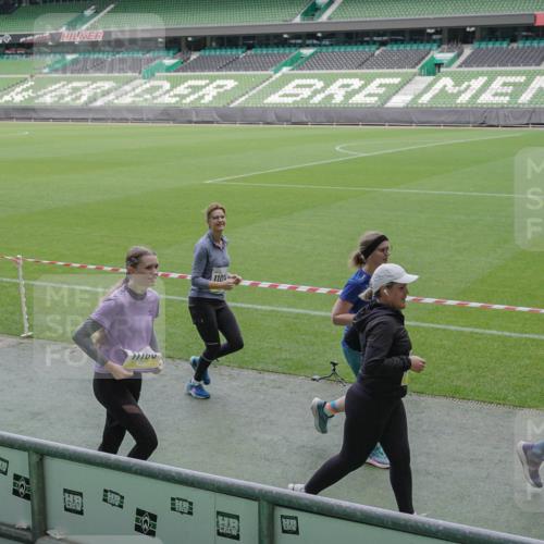 05.10.2025 - 20. swb-Marathon Bremen Michael Burmester http://msf.ph/oto/9248705 05.10.2025 10:39:20 Laufen im Stadion 7199, 7654, 7788, 7789, 7979, 8123, 9002, 9180, 9182, 9186, 9224, 9225, 9228, 9229, 9269, 9300, 9315, 9324, 9325, 9379, 9394, 9398, 9515, 9523, 9610, 9628, 9644, 9660, 9668, 9713, 9765, 9780, 9782, 9850, 9890, 9908, 9927, 9944, 9998, 10018, 10021, 10106, 10142, 10207, 10213, 10238, 10255, 10258, 10289, 10297, 10371, 10374, 10405, 10426, 10446, 10462, 10483, 10498, 10511, 10529, 10531, 10551, 10557, 10567, 10623, 10734, 10749, 10853, 9184 meine-sportfotos.de