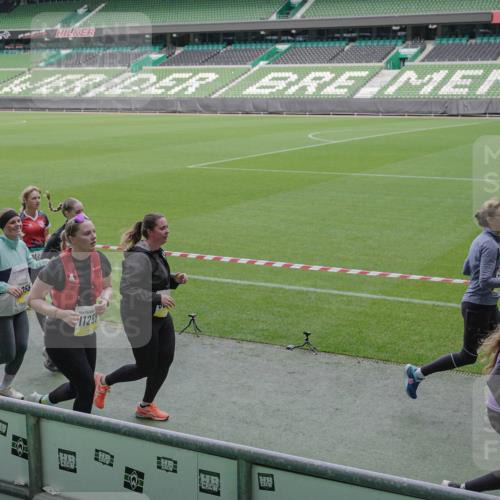 05.10.2025 - 20. swb-Marathon Bremen Michael Burmester http://msf.ph/oto/9248722 05.10.2025 10:39:21 Laufen im Stadion 7199, 7654, 7788, 7789, 7979, 8123, 9002, 9180, 9182, 9186, 9224, 9225, 9228, 9229, 9269, 9300, 9315, 9324, 9325, 9379, 9394, 9398, 9419, 9515, 9523, 9610, 9628, 9644, 9660, 9668, 9713, 9765, 9780, 9782, 9850, 9890, 9908, 9927, 9944, 9998, 10018, 10021, 10106, 10142, 10207, 10213, 10238, 10255, 10258, 10289, 10297, 10371, 10374, 10405, 10426, 10446, 10462, 10483, 10498, 10511, 10529, 10531, 10551, 10557, 10567, 10587, 10597, 10623, 10734, 10749, 10853, 9182, 9184 meine-sportfotos.de