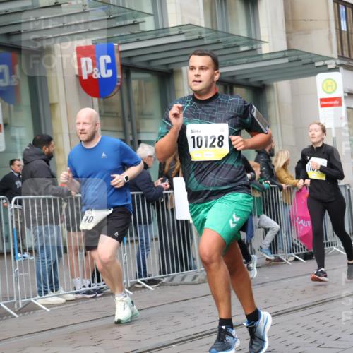 05.10.2025 - 20. swb-Marathon Bremen Strokosch-Dieckow http://msf.ph/oto/9248758 05.10.2025 10:52:54 Ziel 7193, 7251, 9263, 9449, 9539, 9650, 9703, 9717, 9834, 9868, 9956, 10057, 10128, 10242, 10302, 10317, 10335, 10349, 10460, 10466, 10539, 10806, 10958, 10993, 11174, 11175, 11259, 11300, 11377, 11398, 11411, 11450, 11510, 11512, 11616, 7193, 7251, 9263, 9449, 9539, 9650, 9703, 9717, 9834, 9868, 9956, 10057, 10128, 10242, 10302, 10317, 10335, 10349, 10460, 10466, 10539, 10806, 10958, 10993, 11174, 11398, 11450 meine-sportfotos.de