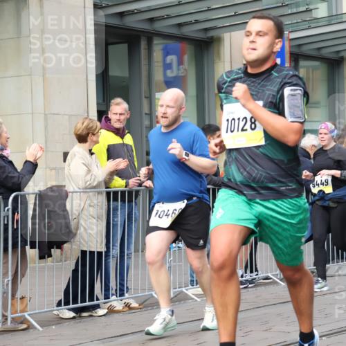 05.10.2025 - 20. swb-Marathon Bremen Strokosch-Dieckow http://msf.ph/oto/9248769 05.10.2025 10:52:54 Ziel 7193, 7251, 9263, 9449, 9539, 9650, 9703, 9717, 9834, 9868, 9956, 10057, 10128, 10242, 10302, 10317, 10335, 10349, 10460, 10466, 10539, 10806, 10958, 10993, 11174, 11175, 11259, 11300, 11377, 11398, 11411, 11450, 11510, 11512, 11616, 7193, 7251, 9263, 9449, 9539, 9650, 9703, 9717, 9834, 9868, 9956, 10057, 10128, 10242, 10302, 10317, 10335, 10349, 10460, 10466, 10539, 10806, 10958, 10993, 11174, 11398, 11450 meine-sportfotos.de