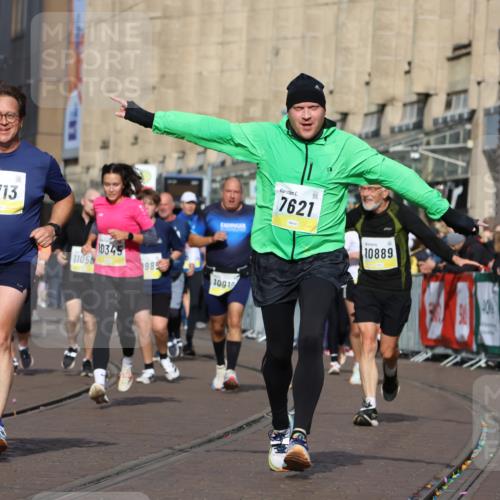 05.10.2025 - 20. swb-Marathon Bremen Strokosch-Dieckow http://msf.ph/oto/9248772 05.10.2025 11:00:06 Ziel 7177, 7621, 9603, 9604, 9611, 9666, 9672, 10138, 10345, 10489, 10572, 10889, 10919, 11026, 11050, 11125, 11266, 11600, 11713 meine-sportfotos.de