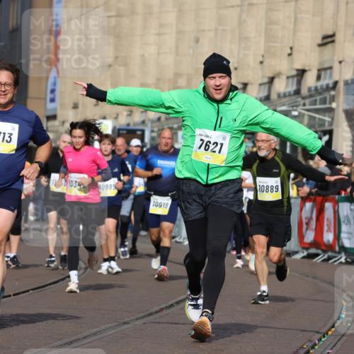 05.10.2025 - 20. swb-Marathon Bremen Strokosch-Dieckow http://msf.ph/oto/9248794 05.10.2025 11:00:06 Ziel 7177, 7621, 9603, 9604, 9611, 9666, 9672, 10138, 10345, 10489, 10572, 10889, 10919, 11026, 11050, 11125, 11266, 11600, 11713 meine-sportfotos.de