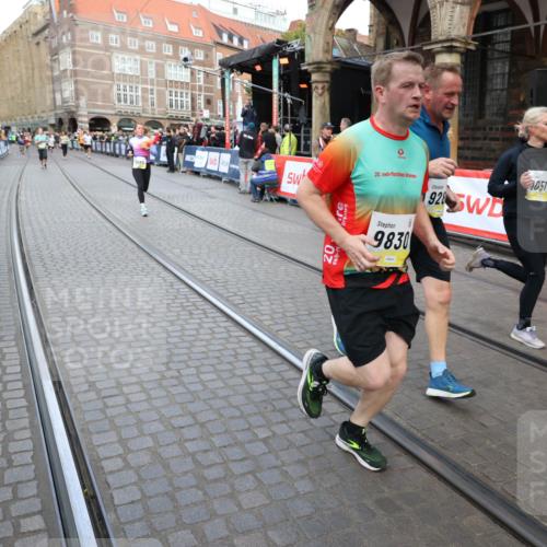 05.10.2025 - 20. swb-Marathon Bremen Yannick Fuchs http://msf.ph/oto/9248900 05.10.2025 10:52:56 Ziel 9214, 9284, 9501, 9581, 9830, 9985, 10308, 10309, 10514, 10833, 10997, 11012, 11382, 11417, 11587 meine-sportfotos.de