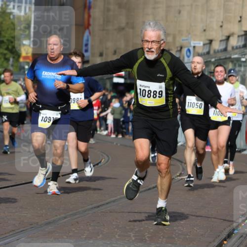 05.10.2025 - 20. swb-Marathon Bremen Strokosch-Dieckow http://msf.ph/oto/9248904 05.10.2025 11:00:11 Ziel 7177, 7621, 9495, 9672, 10345, 10489, 10889, 10919, 10985, 11050, 11063, 11125, 11600, 11713 meine-sportfotos.de