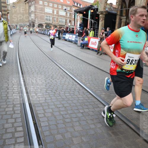 05.10.2025 - 20. swb-Marathon Bremen Yannick Fuchs http://msf.ph/oto/9248912 05.10.2025 10:52:56 Ziel 9214, 9284, 9501, 9581, 9830, 9985, 10308, 10309, 10514, 10833, 10997, 11012, 11382, 11417, 11587 meine-sportfotos.de