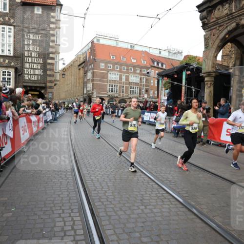 05.10.2025 - 20. swb-Marathon Bremen Yannick Fuchs http://msf.ph/oto/9249006 05.10.2025 10:53:05 Ziel 9187, 9918, 9985, 10064, 10779, 10955, 11450, 11722 meine-sportfotos.de