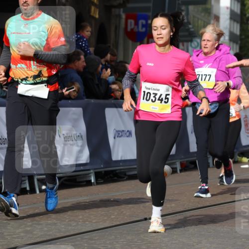 05.10.2025 - 20. swb-Marathon Bremen Strokosch-Dieckow http://msf.ph/oto/9249013 05.10.2025 11:00:12 Ziel 7177, 7621, 9495, 9672, 10345, 10406, 10492, 10889, 10919, 10985, 11050, 11063, 11125, 11263, 11600, 11713 meine-sportfotos.de
