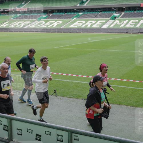 05.10.2025 - 20. swb-Marathon Bremen Michael Burmester http://msf.ph/oto/9249049 05.10.2025 10:39:33 Laufen im Stadion 7199, 7654, 7779, 7788, 7789, 7979, 8123, 9002, 9180, 9186, 9224, 9225, 9228, 9286, 9315, 9324, 9325, 9379, 9398, 9419, 9515, 9523, 9610, 9628, 9644, 9661, 9662, 9668, 9713, 9765, 9780, 9786, 9850, 9901, 9908, 9927, 9944, 9998, 10018, 10021, 10025, 10157, 10185, 10192, 10207, 10238, 10255, 10258, 10289, 10371, 10374, 10426, 10462, 10498, 10531, 10551, 10557, 10567, 10587, 10597, 10603, 10604, 10734, 10749, 9182, 9184, 9229, 9269, 9300, 9379, 9394 meine-sportfotos.de