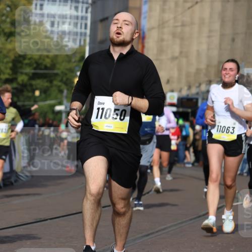 05.10.2025 - 20. swb-Marathon Bremen Strokosch-Dieckow http://msf.ph/oto/9249070 05.10.2025 11:00:14 Ziel 7177, 9495, 9672, 10345, 10406, 10492, 10889, 10919, 10985, 11050, 11063, 11263, 11424, 11699, 11713 meine-sportfotos.de