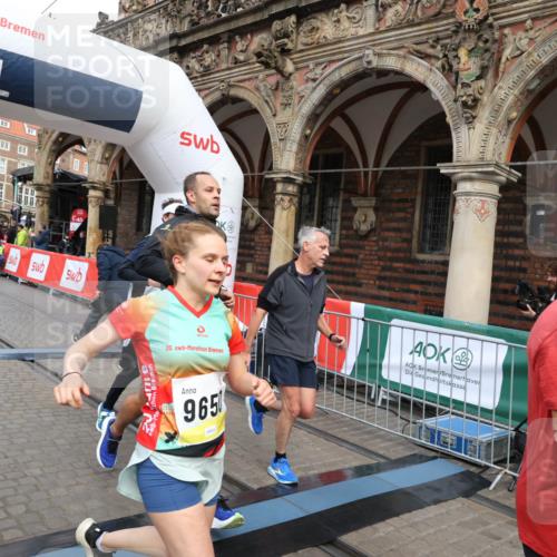 05.10.2025 - 20. swb-Marathon Bremen Yannick Fuchs http://msf.ph/oto/9249096 05.10.2025 10:53:12 Ziel 9187, 9650, 9918, 10064, 10128, 10539, 10779, 11259, 11300, 11398, 11411, 11450, 11722 meine-sportfotos.de