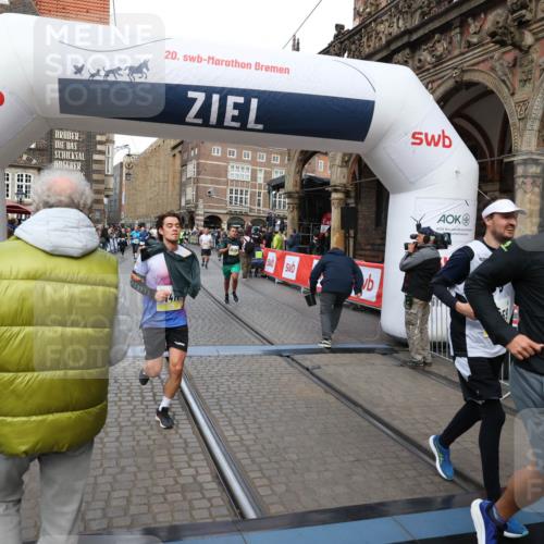 05.10.2025 - 20. swb-Marathon Bremen Yannick Fuchs http://msf.ph/oto/9249122 05.10.2025 10:53:12 Ziel 9187, 9650, 9918, 10064, 10128, 10539, 10779, 11259, 11300, 11398, 11411, 11450, 11722 meine-sportfotos.de