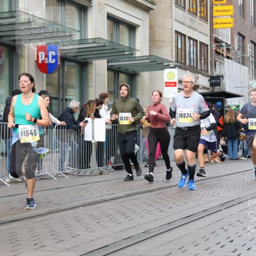 05.10.2025 - 20. swb-Marathon Bremen Strokosch-Dieckow http://msf.ph/oto/9249200 05.10.2025 10:53:11 Ziel 7193, 7251, 9238, 9263, 9461, 9464, 9539, 9569, 9717, 9868, 9957, 10020, 10057, 10302, 10310, 10317, 10335, 10369, 10468, 10642, 10655, 10925, 10934, 11046, 11174, 11175, 11246, 11545, 11616, 11716, 7193, 7251, 9238, 9263, 9461, 9464, 9539, 9569, 9717, 9868, 9957, 10020, 10057, 10302, 10310, 10317, 10335, 10369, 10468, 10642, 10655, 10925, 10934, 11046, 11174, 11246 meine-sportfotos.de