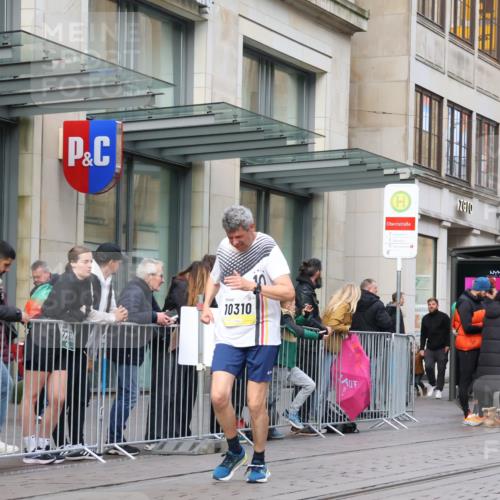 05.10.2025 - 20. swb-Marathon Bremen Strokosch-Dieckow http://msf.ph/oto/9249372 05.10.2025 10:53:18 Ziel 9238, 9461, 9464, 9494, 9569, 9934, 9957, 10020, 10302, 10310, 10335, 10369, 10416, 10468, 10642, 10655, 10906, 10925, 10934, 10966, 11046, 11141, 11246, 11383, 11545, 11616, 11716, 9238, 9461, 9464, 9494, 9569, 9934, 9957, 10020, 10302, 10310, 10335, 10369, 10416, 10468, 10642, 10655, 10906, 10925, 10934, 10966, 11046, 11141, 11246, 11383 meine-sportfotos.de