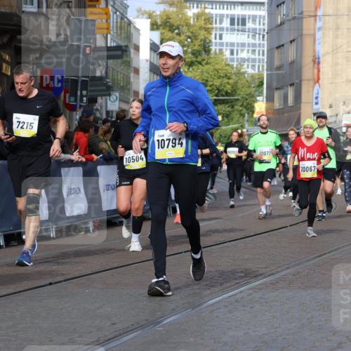 05.10.2025 - 20. swb-Marathon Bremen Strokosch-Dieckow http://msf.ph/oto/9249486 05.10.2025 11:00:22 Ziel 7215, 9173, 10067, 10071, 10217, 10406, 10492, 10504, 10794, 10930, 11063, 11263, 11424, 11619, 11699 meine-sportfotos.de
