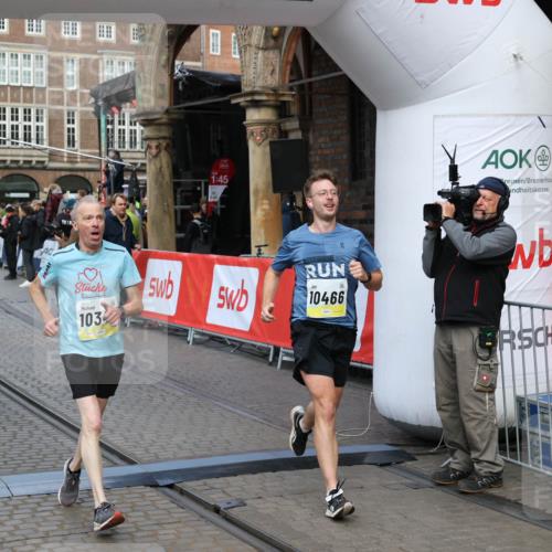 05.10.2025 - 20. swb-Marathon Bremen Yannick Fuchs http://msf.ph/oto/9249499 05.10.2025 10:53:18 Ziel 9449, 9703, 9834, 10128, 10242, 10349, 10460, 10466, 10958, 11300, 11377, 11512 meine-sportfotos.de