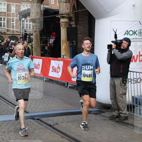 05.10.2025 - 20. swb-Marathon Bremen Yannick Fuchs http://msf.ph/oto/9249518 05.10.2025 10:53:18 Ziel 9449, 9703, 9834, 10128, 10242, 10349, 10460, 10466, 10958, 11300, 11377, 11512 meine-sportfotos.de