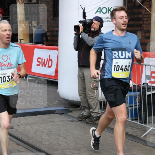 05.10.2025 - 20. swb-Marathon Bremen Yannick Fuchs http://msf.ph/oto/9249547 05.10.2025 10:53:19 Ziel 9449, 9703, 9834, 10128, 10242, 10349, 10460, 10466, 10958, 11300, 11377, 11512 meine-sportfotos.de
