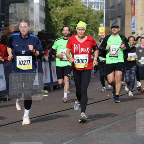 05.10.2025 - 20. swb-Marathon Bremen Strokosch-Dieckow http://msf.ph/oto/9249616 05.10.2025 11:00:24 Ziel 7215, 9173, 9177, 9531, 10063, 10067, 10071, 10217, 10504, 10794, 10930, 11003, 11424, 11534, 11595, 11619, 11699 meine-sportfotos.de