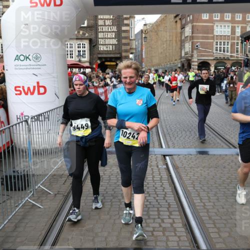 05.10.2025 - 20. swb-Marathon Bremen Yannick Fuchs http://msf.ph/oto/9249623 05.10.2025 10:53:20 Ziel 9449, 9703, 9834, 9956, 10128, 10242, 10349, 10460, 10466, 10806, 10958, 11300, 11377, 11510, 11512 meine-sportfotos.de