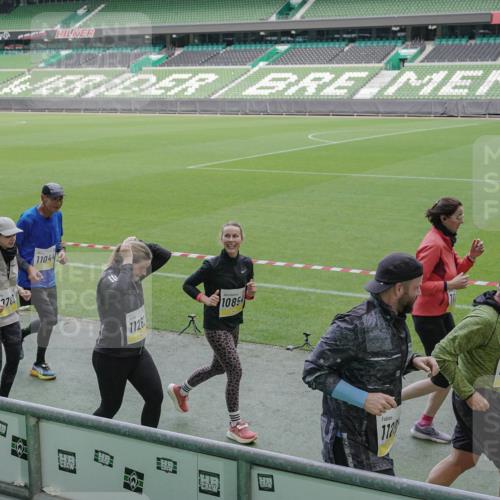 05.10.2025 - 20. swb-Marathon Bremen Michael Burmester http://msf.ph/oto/9249636 05.10.2025 10:39:50 Laufen im Stadion 7199, 7654, 7779, 7789, 7979, 9002, 9180, 9186, 9220, 9224, 9225, 9228, 9241, 9275, 9286, 9315, 9325, 9419, 9515, 9523, 9554, 9571, 9610, 9619, 9644, 9661, 9662, 9668, 9713, 9765, 9780, 9786, 9850, 9866, 9901, 9908, 9931, 9944, 9976, 10018, 10021, 10025, 10157, 10185, 10192, 10207, 10238, 10286, 10289, 10371, 10374, 10383, 10422, 10426, 10451, 10462, 10531, 10532, 10542, 10557, 10567, 10587, 10597, 10603, 10604, 10619, 10674, 10749, 9229, 9324, 9379 meine-sportfotos.de