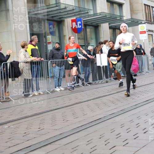 05.10.2025 - 20. swb-Marathon Bremen Strokosch-Dieckow http://msf.ph/oto/9249637 05.10.2025 10:53:28 Ziel 9313, 9456, 9494, 9548, 9701, 9934, 10020, 10046, 10163, 10310, 10416, 10484, 10616, 10642, 10696, 10785, 10906, 10925, 10966, 11046, 11141, 11152, 11246, 11383, 11445, 11533, 9313, 9456, 9494, 9548, 9701, 9934, 10020, 10046, 10163, 10310, 10416, 10484, 10616, 10642, 10696, 10785, 10906, 10925, 10966, 11046, 11141, 11152, 11246, 11383, 11445, 11533 meine-sportfotos.de