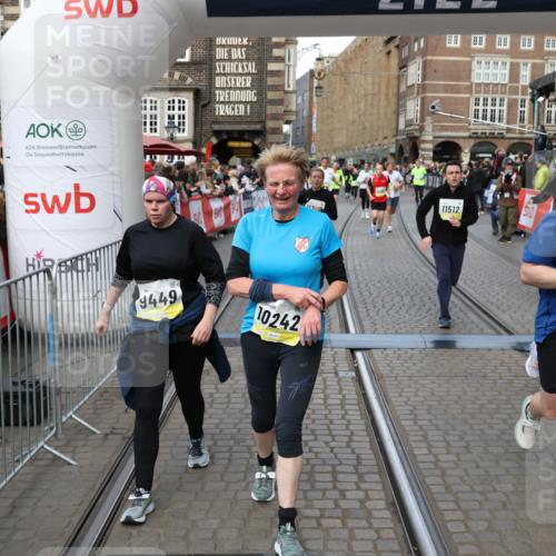 05.10.2025 - 20. swb-Marathon Bremen Yannick Fuchs http://msf.ph/oto/9249638 05.10.2025 10:53:20 Ziel 9449, 9703, 9834, 9956, 10128, 10242, 10349, 10460, 10466, 10806, 10958, 11300, 11377, 11510, 11512 meine-sportfotos.de