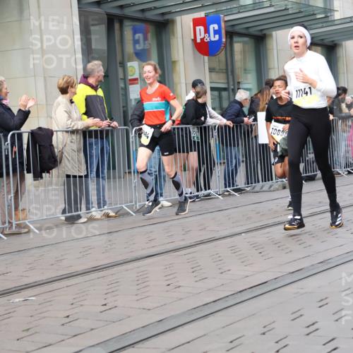 05.10.2025 - 20. swb-Marathon Bremen Strokosch-Dieckow http://msf.ph/oto/9249647 05.10.2025 10:53:29 Ziel 9313, 9456, 9494, 9548, 9701, 9934, 10020, 10046, 10075, 10163, 10310, 10416, 10484, 10616, 10642, 10696, 10785, 10906, 10925, 10966, 11046, 11141, 11152, 11246, 11339, 11383, 11445, 11533, 9313, 9456, 9494, 9548, 9701, 9934, 10020, 10046, 10075, 10163, 10310, 10416, 10484, 10616, 10642, 10696, 10785, 10906, 10925, 10966, 11046, 11141, 11152, 11246, 11339, 11383, 11445, 11533 meine-sportfotos.de