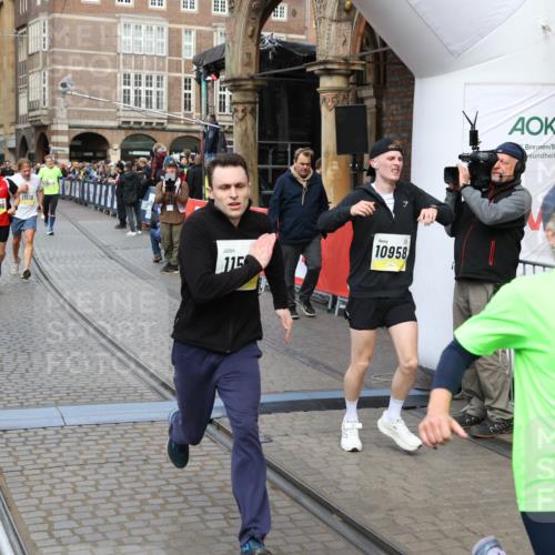 05.10.2025 - 20. swb-Marathon Bremen Yannick Fuchs http://msf.ph/oto/9249692 05.10.2025 10:53:21 Ziel 9449, 9703, 9834, 9956, 10242, 10349, 10460, 10466, 10806, 10958, 10993, 11300, 11377, 11510, 11512 meine-sportfotos.de