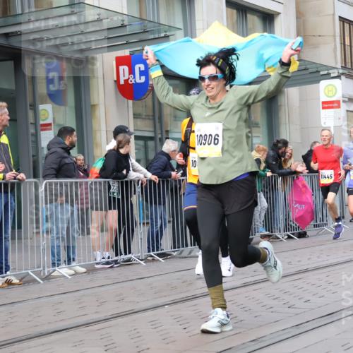 05.10.2025 - 20. swb-Marathon Bremen Strokosch-Dieckow http://msf.ph/oto/9249714 05.10.2025 10:53:31 Ziel 9313, 9456, 9494, 9520, 9548, 9701, 9807, 9835, 9934, 10020, 10046, 10075, 10163, 10416, 10484, 10616, 10696, 10785, 10906, 10925, 10966, 11046, 11141, 11152, 11339, 11383, 11445, 11533, 11593, 9313, 9456, 9494, 9520, 9548, 9701, 9807, 9835, 9934, 10020, 10046, 10075, 10163, 10416, 10484, 10616, 10696, 10785, 10906, 10925, 10966, 11046, 11141, 11152, 11339, 11383, 11445, 11533, 11593 meine-sportfotos.de