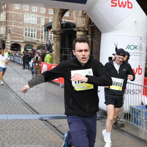 05.10.2025 - 20. swb-Marathon Bremen Yannick Fuchs http://msf.ph/oto/9249730 05.10.2025 10:53:21 Ziel 9449, 9703, 9834, 9956, 10242, 10349, 10460, 10466, 10806, 10958, 10993, 11300, 11377, 11510, 11512 meine-sportfotos.de