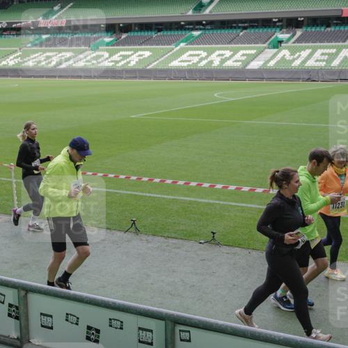 05.10.2025 - 20. swb-Marathon Bremen Michael Burmester http://msf.ph/oto/9249786 05.10.2025 10:39:54 Laufen im Stadion 7654, 7779, 7789, 7799, 7979, 9002, 9180, 9186, 9220, 9224, 9225, 9228, 9241, 9275, 9286, 9308, 9315, 9325, 9387, 9419, 9423, 9515, 9523, 9554, 9571, 9610, 9615, 9619, 9644, 9661, 9662, 9668, 9713, 9780, 9786, 9866, 9901, 9908, 9931, 9944, 9976, 10018, 10021, 10025, 10157, 10185, 10192, 10207, 10238, 10286, 10289, 10371, 10374, 10383, 10422, 10426, 10451, 10462, 10531, 10532, 10542, 10567, 10587, 10597, 10603, 10604, 10619, 10674, 10699, 10749, 9324 meine-sportfotos.de