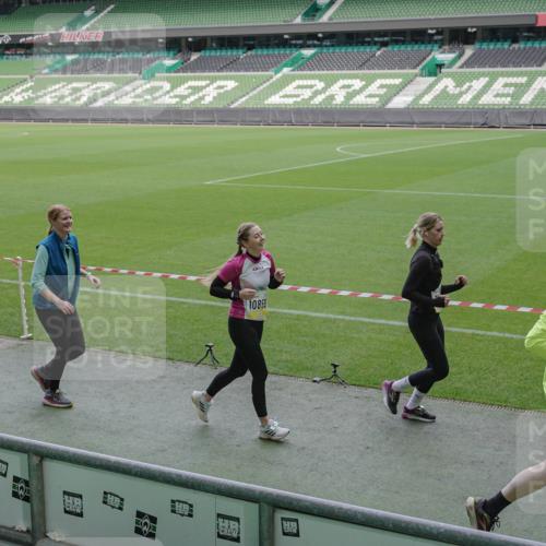 05.10.2025 - 20. swb-Marathon Bremen Michael Burmester http://msf.ph/oto/9249820 05.10.2025 10:39:56 Laufen im Stadion 7654, 7779, 7789, 7799, 7979, 9002, 9180, 9186, 9220, 9224, 9225, 9228, 9241, 9275, 9286, 9308, 9315, 9325, 9387, 9419, 9423, 9515, 9523, 9554, 9571, 9610, 9615, 9619, 9623, 9644, 9661, 9662, 9713, 9780, 9786, 9866, 9901, 9908, 9931, 9944, 9976, 10018, 10021, 10025, 10157, 10160, 10185, 10192, 10207, 10238, 10286, 10289, 10371, 10374, 10383, 10422, 10426, 10451, 10462, 10531, 10532, 10542, 10567, 10587, 10597, 10603, 10604, 10619, 10674, 10699, 10737, 10749, 9324 meine-sportfotos.de
