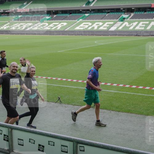 05.10.2025 - 20. swb-Marathon Bremen Michael Burmester http://msf.ph/oto/9249892 05.10.2025 10:39:59 Laufen im Stadion 7654, 7779, 7789, 7799, 7979, 9002, 9180, 9186, 9220, 9224, 9225, 9228, 9241, 9275, 9286, 9308, 9315, 9325, 9387, 9419, 9423, 9491, 9515, 9523, 9552, 9554, 9571, 9610, 9615, 9619, 9623, 9644, 9661, 9662, 9713, 9721, 9780, 9786, 9866, 9901, 9908, 9931, 9944, 9976, 10018, 10021, 10025, 10157, 10160, 10185, 10192, 10207, 10238, 10286, 10289, 10374, 10383, 10422, 10426, 10451, 10462, 10531, 10532, 10542, 10567, 10587, 10597, 10603, 10604, 10619, 10674, 10699, 10737, 10749 meine-sportfotos.de