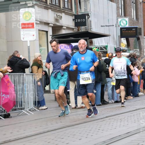 05.10.2025 - 20. swb-Marathon Bremen Strokosch-Dieckow http://msf.ph/oto/9249975 05.10.2025 10:53:40 Ziel 9313, 9402, 9456, 9520, 9548, 9701, 9807, 9835, 9900, 9935, 10019, 10046, 10075, 10163, 10416, 10484, 10616, 10631, 10662, 10696, 10785, 11141, 11151, 11152, 11303, 11339, 11347, 11383, 11432, 11445, 11533, 11593, 9313, 9402, 9456, 9520, 9548, 9701, 9807, 9835, 9900, 9935, 10019, 10046, 10075, 10163, 10416, 10484, 10616, 10631, 10662, 10696, 10785, 11141, 11151, 11152, 11303, 11339, 11347, 11383, 11432, 11445, 11533, 11593 meine-sportfotos.de