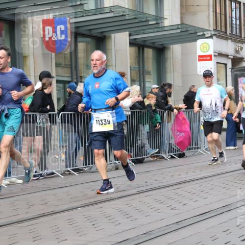 05.10.2025 - 20. swb-Marathon Bremen Strokosch-Dieckow http://msf.ph/oto/9250044 05.10.2025 10:53:43 Ziel 9313, 9402, 9456, 9520, 9548, 9574, 9701, 9807, 9835, 9900, 9935, 10019, 10046, 10075, 10163, 10234, 10484, 10533, 10616, 10631, 10662, 10696, 10785, 11151, 11152, 11203, 11303, 11339, 11347, 11432, 11445, 11449, 11533, 11593, 9313, 9402, 9456, 9520, 9548, 9574, 9701, 9807, 9835, 9900, 9935, 10019, 10046, 10075, 10163, 10234, 10484, 10533, 10616, 10631, 10662, 10696, 10785, 11151, 11152, 11203, 11303, 11339, 11347, 11432, 11445, 11449, 11533, 11593 meine-sportfotos.de