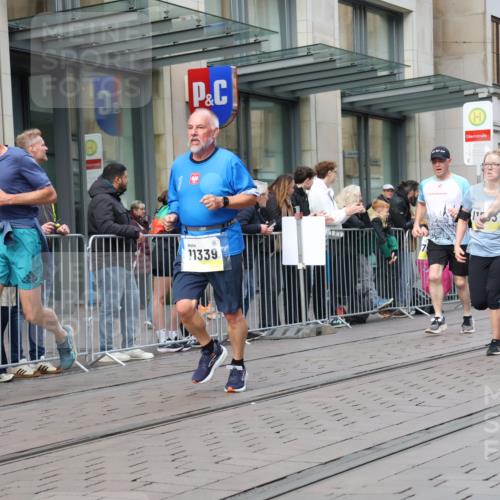 05.10.2025 - 20. swb-Marathon Bremen Strokosch-Dieckow http://msf.ph/oto/9250058 05.10.2025 10:53:43 Ziel 9313, 9402, 9456, 9520, 9548, 9574, 9701, 9807, 9835, 9900, 9935, 10019, 10046, 10075, 10163, 10234, 10484, 10533, 10616, 10631, 10662, 10696, 10785, 11151, 11152, 11203, 11303, 11339, 11347, 11432, 11445, 11449, 11533, 11593, 9313, 9402, 9456, 9520, 9548, 9574, 9701, 9807, 9835, 9900, 9935, 10019, 10046, 10075, 10163, 10234, 10484, 10533, 10616, 10631, 10662, 10696, 10785, 11151, 11152, 11203, 11303, 11339, 11347, 11432, 11445, 11449, 11533, 11593 meine-sportfotos.de