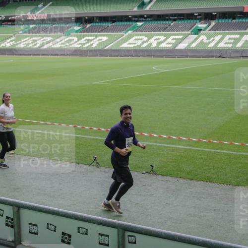 05.10.2025 - 20. swb-Marathon Bremen Michael Burmester http://msf.ph/oto/9250068 05.10.2025 10:40:04 Laufen im Stadion 7779, 7789, 7799, 7979, 9002, 9180, 9186, 9220, 9228, 9241, 9275, 9286, 9308, 9315, 9325, 9387, 9419, 9423, 9491, 9523, 9552, 9554, 9571, 9615, 9619, 9623, 9644, 9661, 9662, 9713, 9721, 9780, 9786, 9866, 9901, 9931, 9976, 10025, 10157, 10160, 10185, 10192, 10193, 10207, 10238, 10286, 10289, 10374, 10383, 10422, 10426, 10451, 10462, 10531, 10532, 10542, 10567, 10587, 10597, 10603, 10604, 10619, 10674, 10699, 10737, 10749, 11090, 11270, 7654, 9224 meine-sportfotos.de