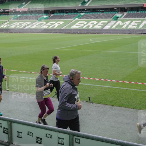 05.10.2025 - 20. swb-Marathon Bremen Michael Burmester http://msf.ph/oto/9250097 05.10.2025 10:40:05 Laufen im Stadion 7779, 7789, 7799, 7979, 9002, 9180, 9186, 9220, 9228, 9241, 9275, 9286, 9308, 9315, 9325, 9387, 9419, 9423, 9491, 9523, 9552, 9554, 9571, 9615, 9619, 9623, 9644, 9661, 9662, 9713, 9721, 9780, 9786, 9866, 9901, 9931, 9976, 10025, 10157, 10160, 10185, 10192, 10193, 10207, 10238, 10286, 10289, 10374, 10383, 10422, 10426, 10451, 10462, 10531, 10532, 10542, 10567, 10587, 10597, 10603, 10604, 10619, 10674, 10699, 10737, 10749, 11090, 11270, 7654, 9224 meine-sportfotos.de