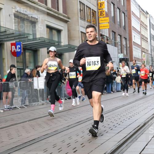 05.10.2025 - 20. swb-Marathon Bremen Strokosch-Dieckow http://msf.ph/oto/9250116 05.10.2025 10:53:45 Ziel 9313, 9402, 9456, 9520, 9548, 9574, 9701, 9807, 9835, 9900, 9935, 10019, 10046, 10075, 10163, 10234, 10402, 10484, 10533, 10616, 10631, 10662, 10785, 11151, 11152, 11203, 11303, 11339, 11347, 11432, 11449, 11533, 11593, 9313, 9402, 9456, 9520, 9548, 9574, 9701, 9807, 9835, 9900, 9935, 10019, 10046, 10075, 10163, 10234, 10402, 10484, 10533, 10616, 10631, 10662, 10785, 11151, 11152, 11203, 11303, 11339, 11347, 11432, 11449, 11533, 11593 meine-sportfotos.de